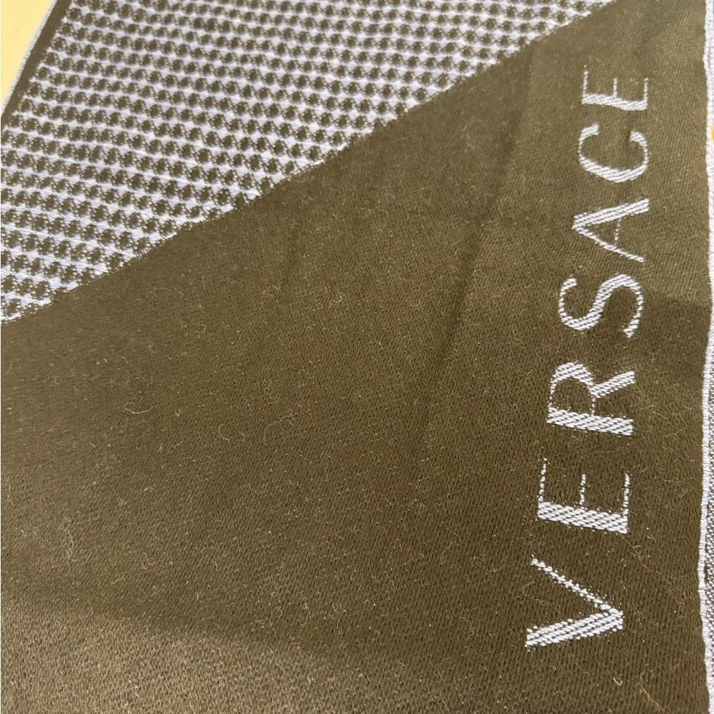 100% WOOL VERSACE  30X78 MEDUSA Black/Grey SCARF/SHAWL ITALY.